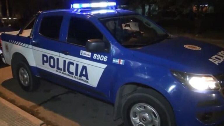 Detuvieron a dos policías por amenazar y golpear a un naranjita