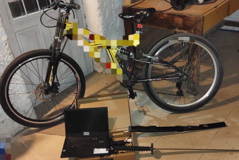 Tanti: Se investiga por el hallazgo de una katana junto a una bicicleta y otros elementos abandonados