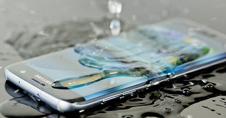 Qué hacer si se moja el celular: el error que todos cometen y los métodos que sí funcionan