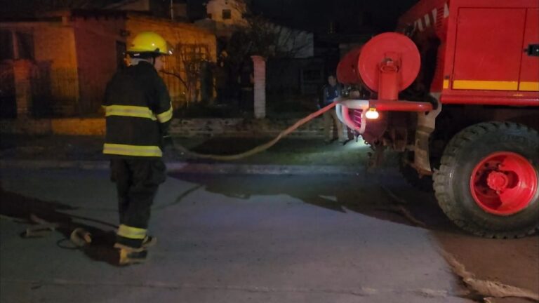 Un voraz incendio afectó una vivienda en Cosquín