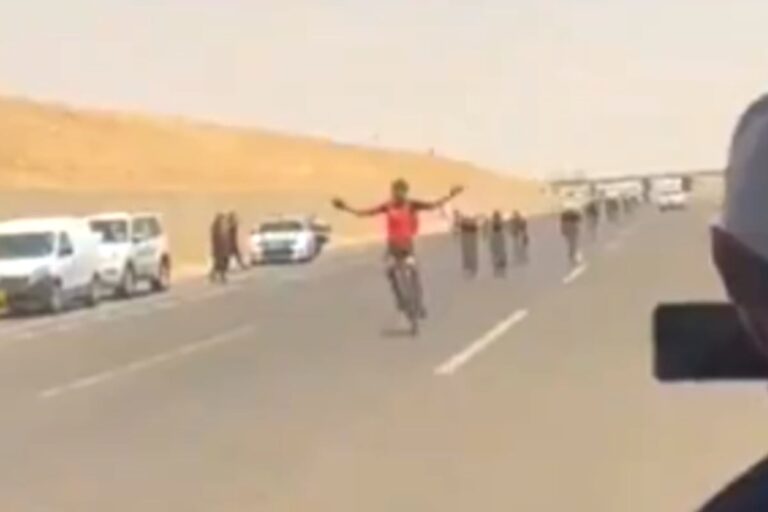 Video: un ciclista celebró antes de cruzar la meta, perdió el control y provocó un aparatoso accidente