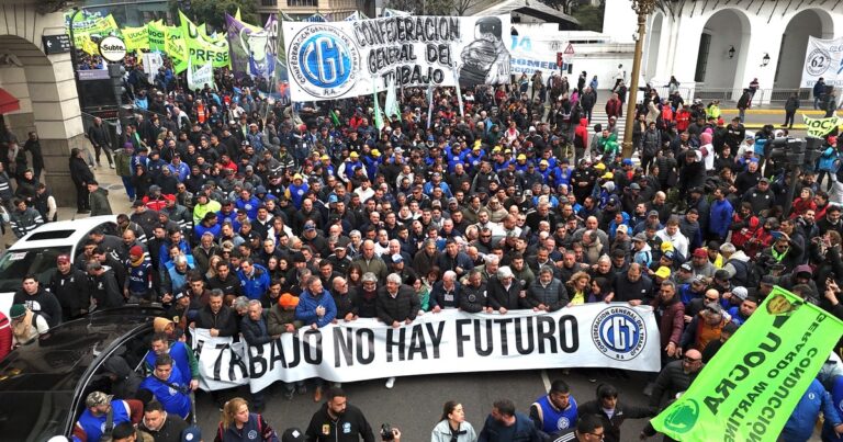 Marcha por San Cayetano: sindicatos y piqueteros se movilizaron desde Liniers hasta Plaza de Mayo para protestar contra el Gobierno
