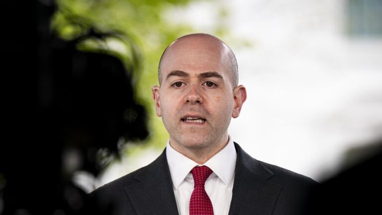 Trump elige al economista Stephen Miran como nuevo miembro en la Junta de la Fed