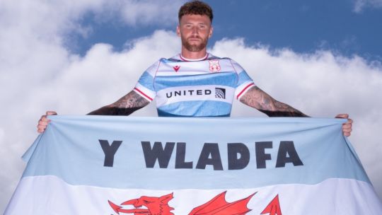El Wrexham de Gales lanzó una camiseta en homenaje a la Patagonia argentina y fue furor en redes