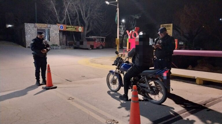 Intensos controles policiales en Carlos Paz y el sur de Punilla: un detenido por hurto y varias motos secuestradas
