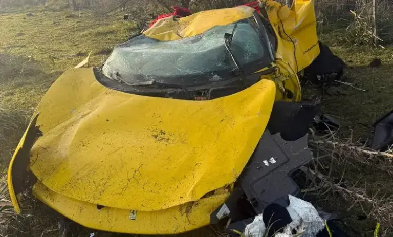 Despistó y chocó una Ferrari amarilla valuada en más de un millón de dólares