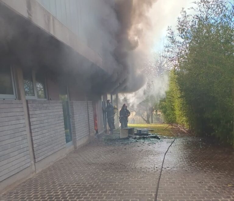Voraz incendio en una vivienda de un country en Córdoba