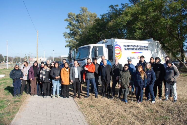 El Ente Metropolitano Córdoba entregó un camión recolector nuevo en Malvinas Argentinas