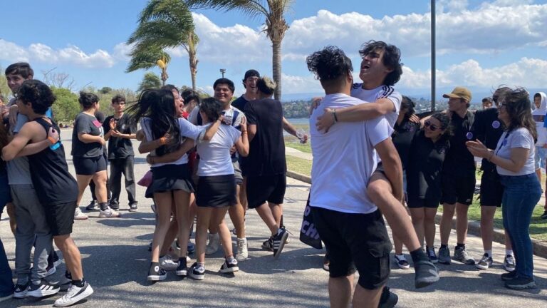 Mirá el momento más emotivo: alumnos de Carlos Paz se enteran que viajan a Bariloche