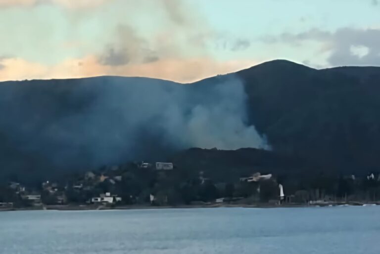 Bomberos controlaron un incendio en cercanías de la Variante Costa Azul