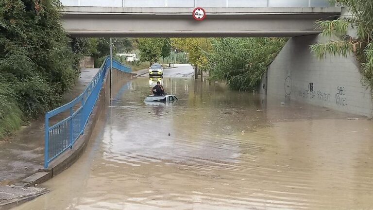 Hallado un cadáver en el río Bitlles (Barcelona), donde los Bombers buscaban a dos desaparecidos