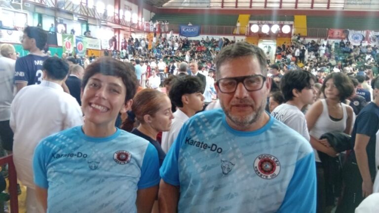 Carlos Paz festeja a su campeón nacional en karate