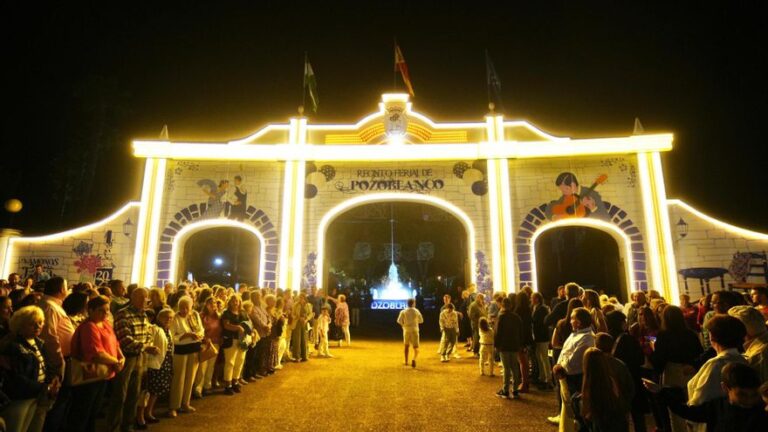 El encendido de la portada marca el inicio de la feria de Pozoblanco