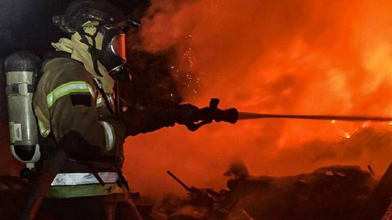 Nuevo ataque nocturno de drones rusos: Ucrania derriba 97 de 115 aparatos