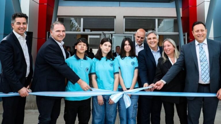 En Mina Clavero, Llaryora inauguró una escuela Proa orientada al software