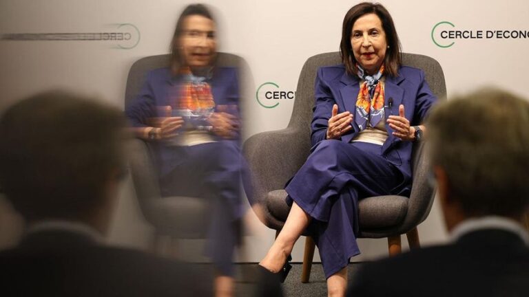 La ministra Robles defiende en Barcelona el aumento del gasto militar