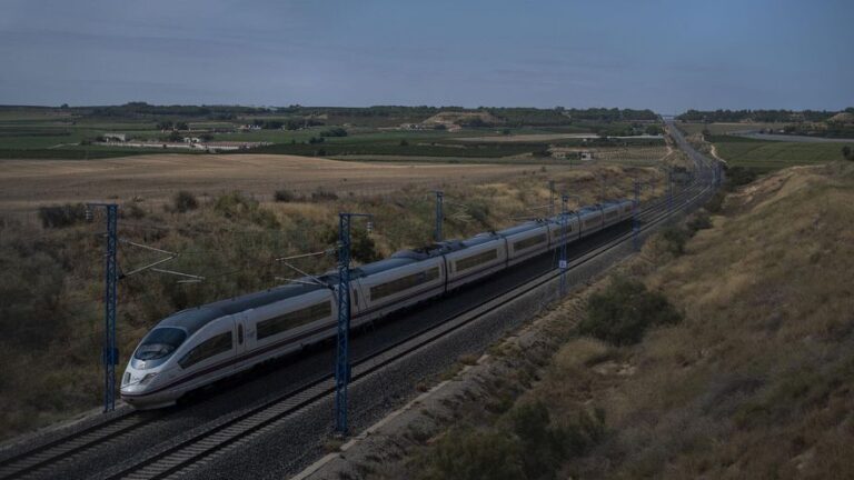 La retirada del servicio ‘low cost’ de Renfe encarece un 40% el corredor de alta velocidad Madrid-Barcelona