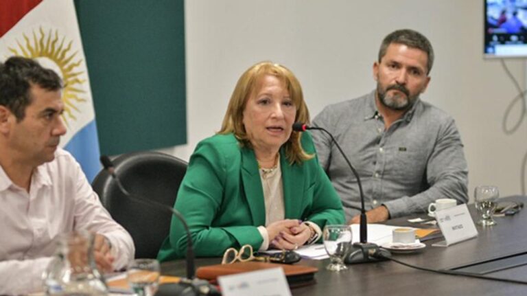 «Brindis en el exterior»: denuncian a una funcionaria provincial por presunta corrupción