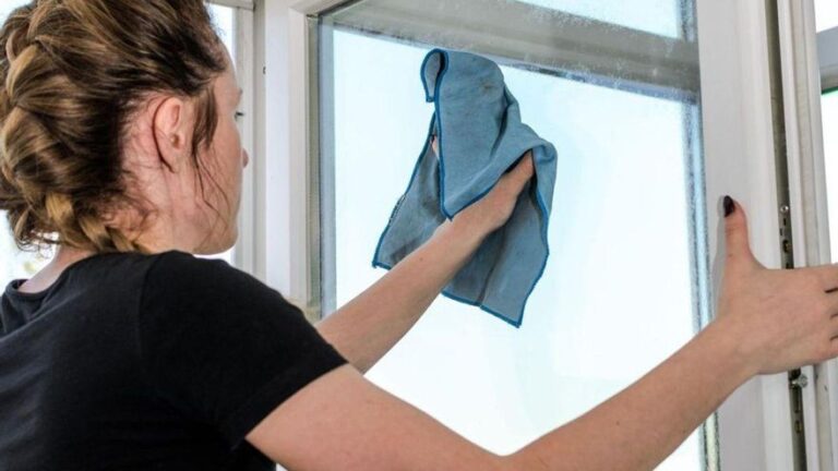 Sustituir el limpia cristales por esta fórmula casera: por qué recomiendan usar este desinfectante en casa