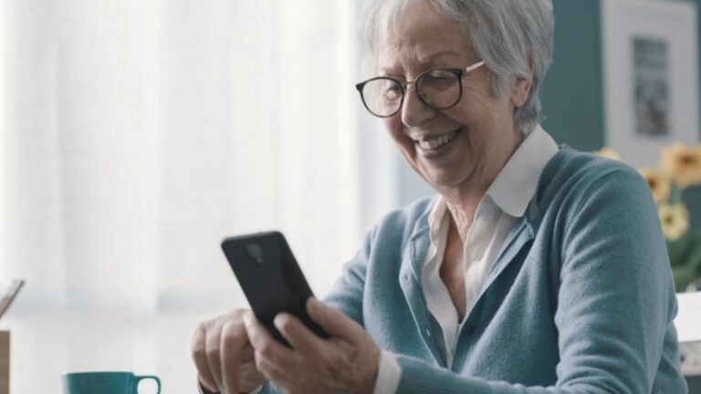 El Defensor del Pueblo ofrece capacitación gratuita en uso de celulares