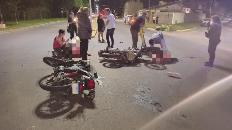 Dos motociclistas internados con lesiones graves tras un choque en Villa Nueva