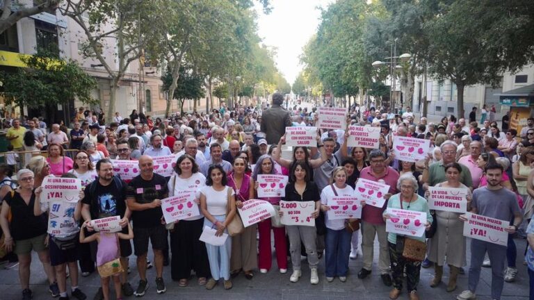Córdoba se concentra ante la crisis de los cribados de cáncer