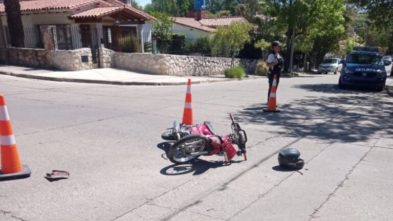 Choque entre una moto y un auto dejó dos heridos en barrio Los Manantiales