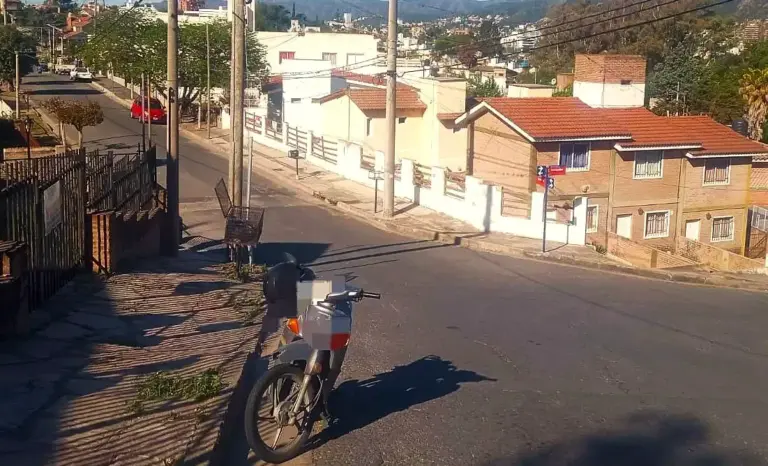 Motociclista cayó al toparse con un cable que cruzaba una calle