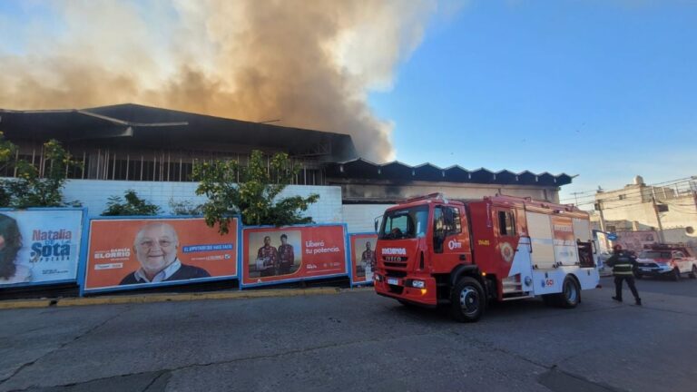 Bomberos combaten un incendio en un ex centro de reciclaje de Córdoba capital