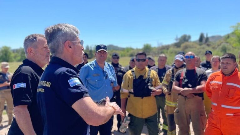El ministro Quinteros recorrió las zonas afectadas por los incendios
