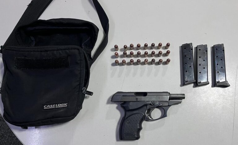 Córdoba: un chofer de app fue detenido con un arma y tres cargadores en el auto