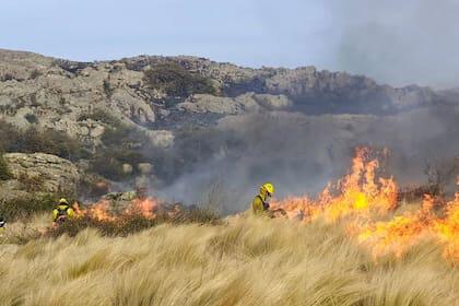 Continúa activo el incendio en la Quebrada del Condorito: este lunes el riesgo es extremo