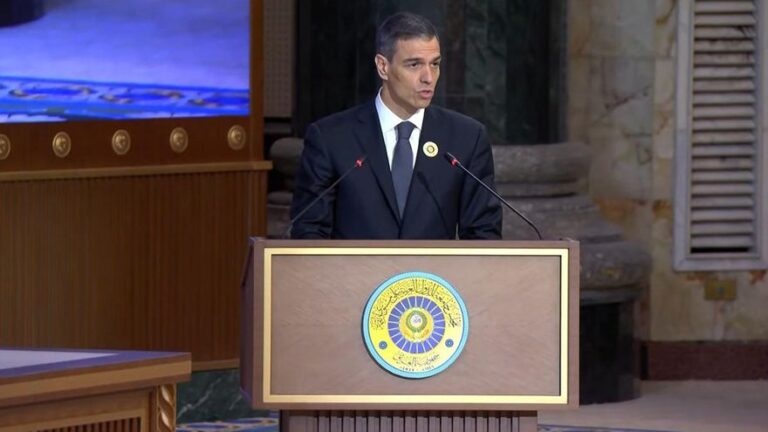 Sánchez y Trump se saludan por primera vez en la cumbre de Egipto por la paz en Oriente Próximo