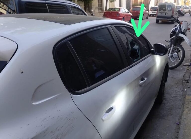 Violencia urbana: rompió con una llave cruz la ventanilla de un auto que bloqueó su cochera