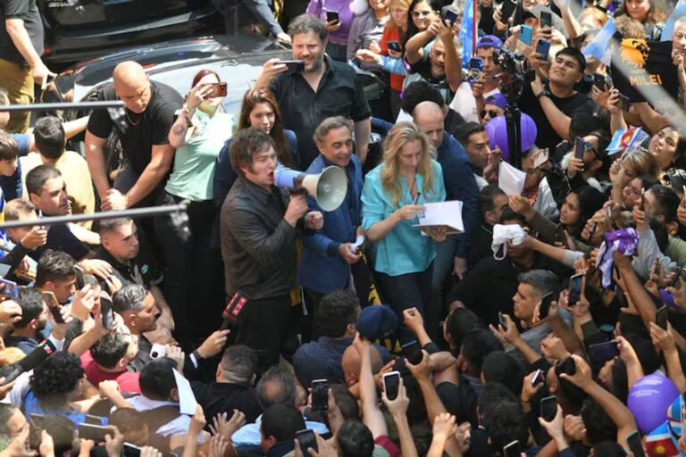 De visita en Santiago, Javier Milei volvió a polarizar con el kirchnerismo