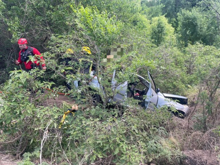 Perdió el contorl de su auto y cayó a un barranco en el camino a Cabalango