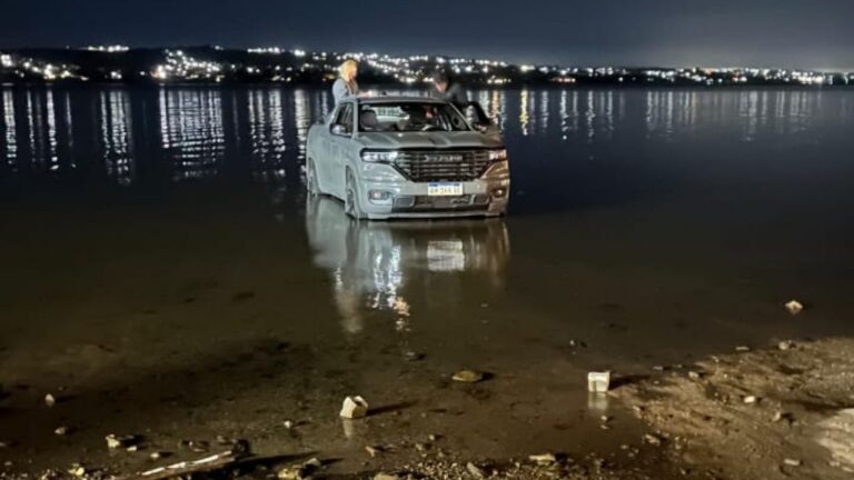 Entraron al lago San Roque con una camioneta para cenar y quedaron atascados
