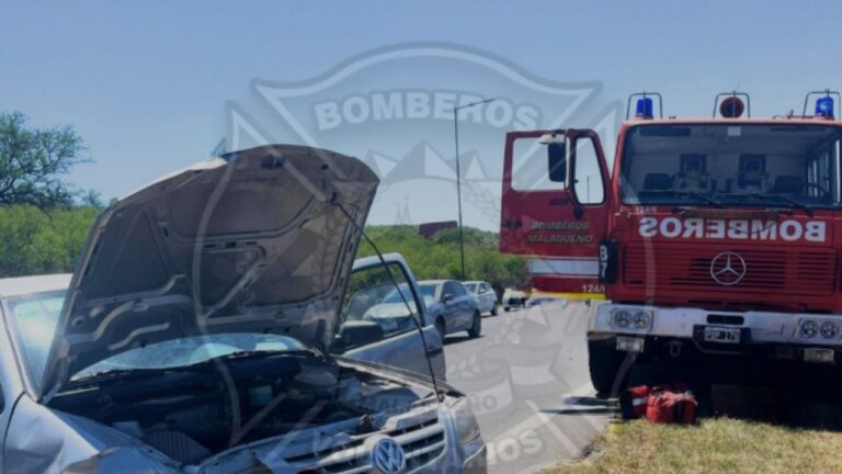 Dos autos protagonizaron un accidente en la autopista CórdobaCarlos Paz