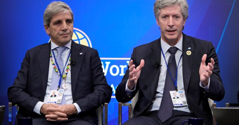 Para calmar al mercado, el Gobierno firmó el swap con EE.UU. y anunció una recompra de deuda