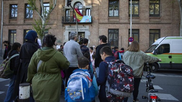 Cómo distinguir la delgada línea entre educar y adoctrinar