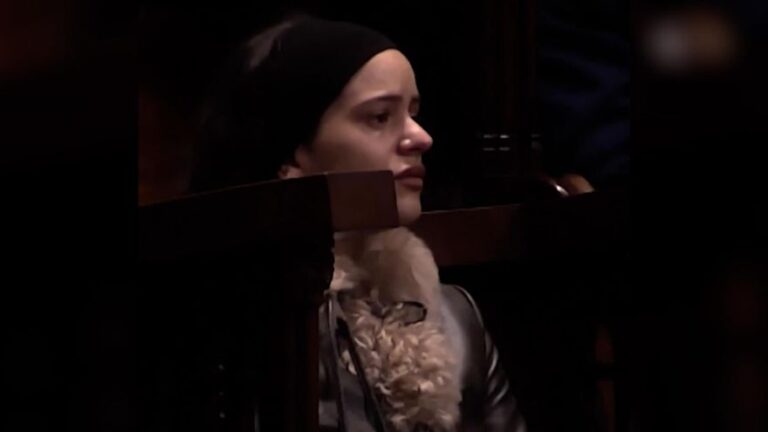 Rosalía se emociona escuchando el ‘Virolai’ interpretado por la Escolania de Montserrat