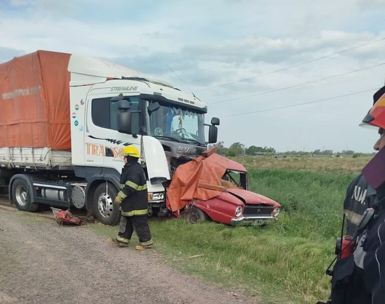 Choque entre un camión y un Ford Falcon en el interior de Córdoba: un muerto