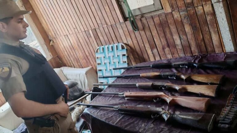 Secuestran armas, vehículos y dinero falso en procedimientos simultáneos