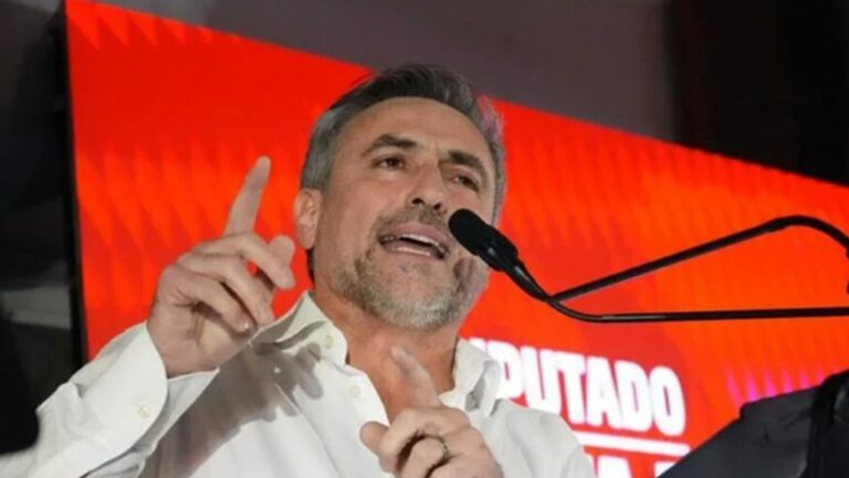 Ramón Mestre cierra la campaña con un acto en la explanada de la Casa Radical