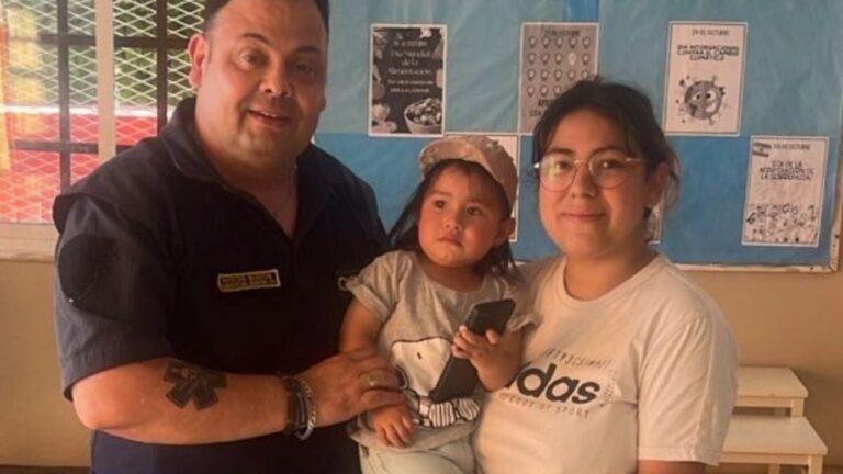 Un policía retirado salvó la vida de una bebé que se había ahogado con alimento