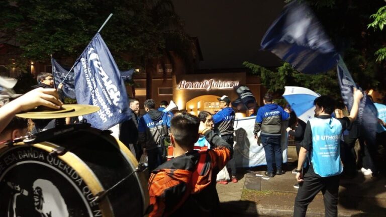 Trabajadores de UTHGRA protestaron frente al hotel Howard Johnson