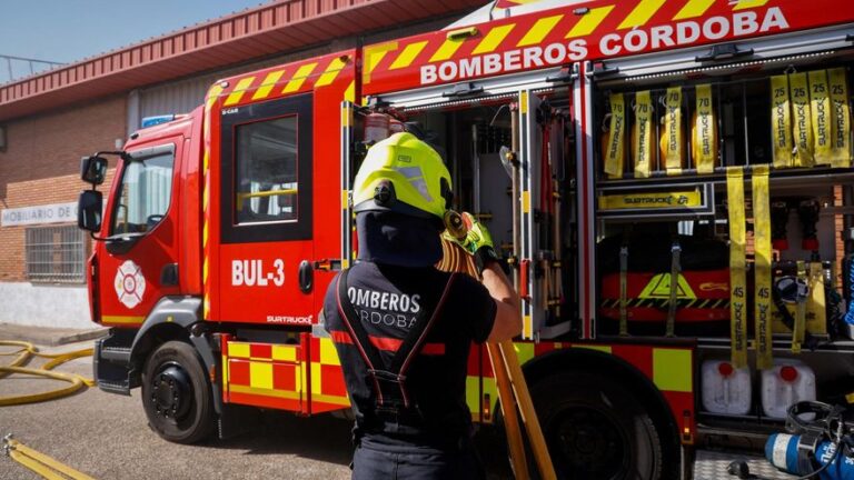 Los bomberos de Córdoba desalojan a una persona tras ceder uno de los muros de su casa en La Viñuela