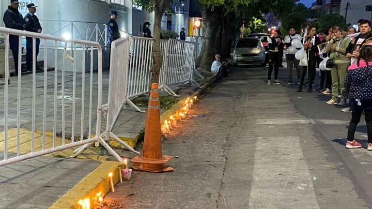 Carlos Paz: velas y silencio frente a la Departamental por Diego Pérez