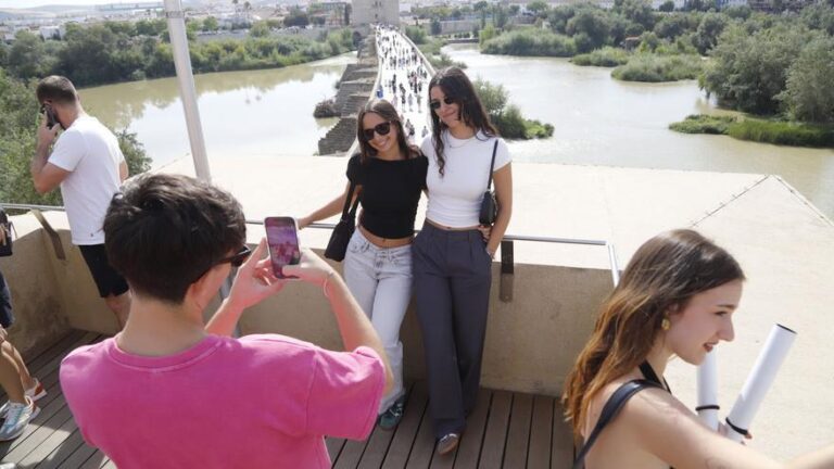 El PSOE atribuye la caída del turismo en septiembre en Córdoba al «caos» del Imtur y a la «falta de gestión» del PP