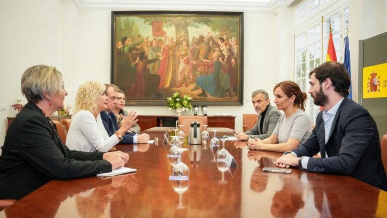 El Gobierno amenaza con llevar a la Junta a los tribunales tras su reunión con Amama por la crisis de los cribados